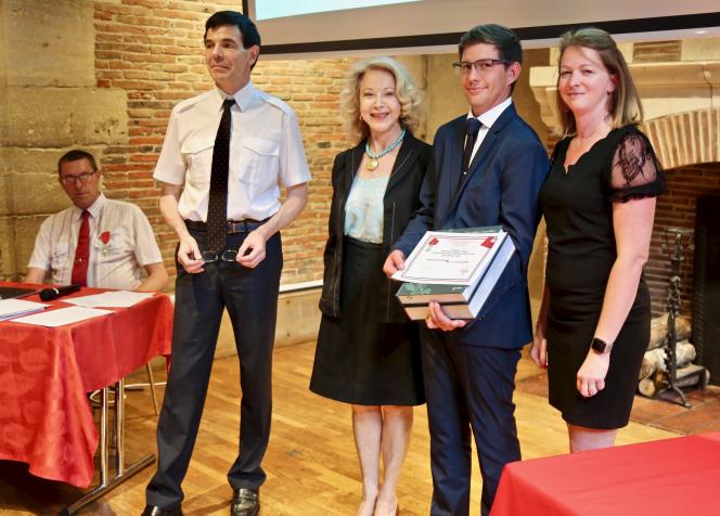 Remise de son diplôme à Adrien Onza, qui représentera les apprentis aubois à Paris.