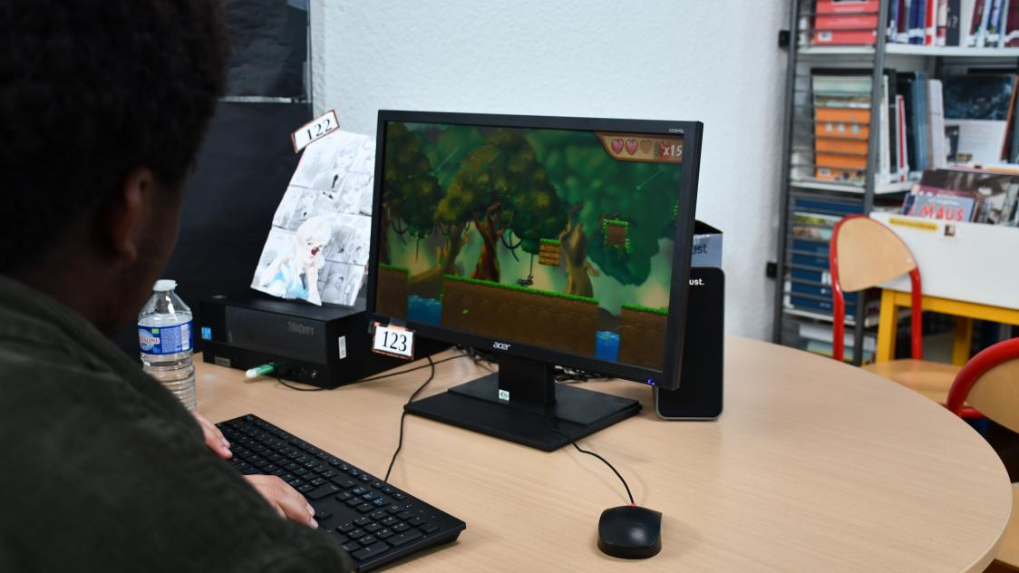 Éric et Chester s’amusent à tester le jeu vidéo conçu par une élève de 1re.