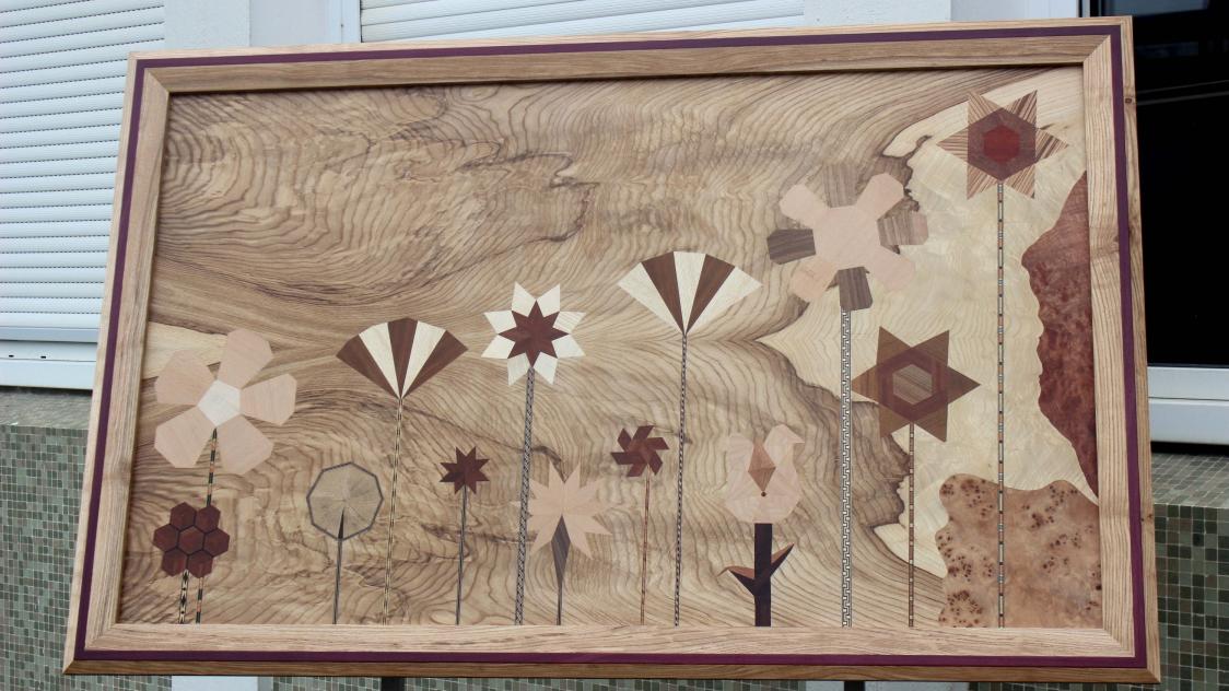 Le tableau, incluant treize fleurs, créé par la classe d’ébénisterie.